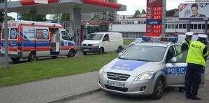 Radiowóz i karetka pogotowia podczas akcji na stacji benzynowej