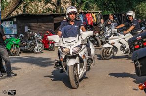 Policjanci i księża na spotkaniu z motocyklistami