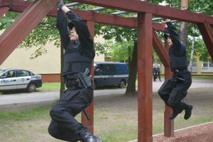 Policjanci na torze przeszkód