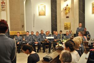 Orkiestra Komendy Wojewódzkiej Policji w Katowicach w trakcie występu.