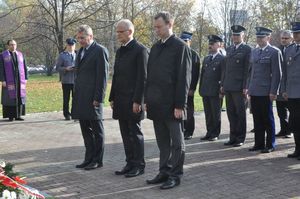 Policjanci składają wieńce na Grobie Policjanta Polskiego