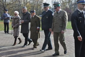 Policjanci składają wieńce na Grobie Policjanta Polskiego