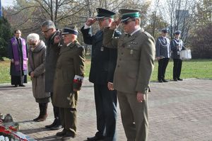 Policjanci składają wieńce na Grobie Policjanta Polskiego