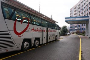 Ambulans do pobierania krwi w Komendzie Wojewódzkiej Policji w Katowicach