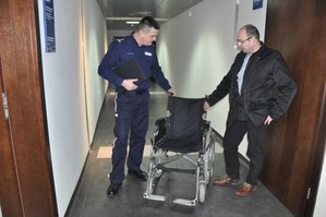 Wózek inwalidzki dla interesantów z niepełnosprawnością ruchową