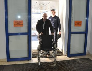 Wózek inwalidzki dla interesantów z niepełnosprawnością ruchową
