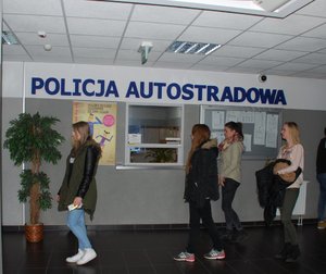 młodzież podczas spotkania z policjantami