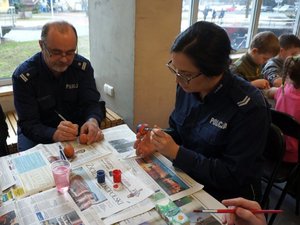 Policjanci z katowickiej komendy wojewódzkiej wspierali charytatywną akcję „Pisanka dla Wcześniaka”