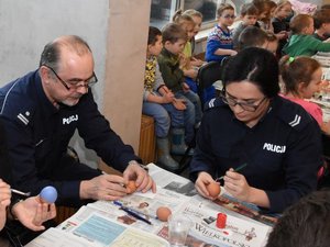 Policjanci z katowickiej komendy wojewódzkiej wspierali charytatywną akcję „Pisanka dla Wcześniaka”