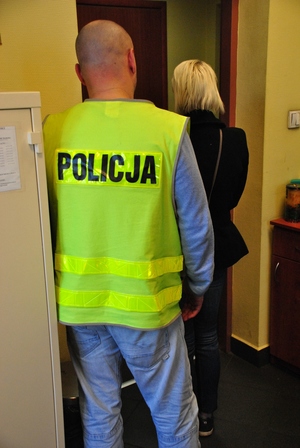 Policjant podczas czynności z zatrzymaną 25-latką