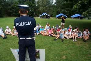 Policjant podczas prelekcji na młodziezowym obozie