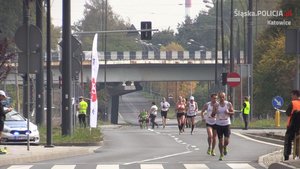 Policjanci z Katowic oraz Siemianowic Śląskich podczas zabezpieczenia biegu Silesia Marathon