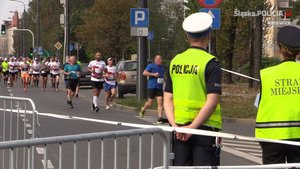 Policjanci z Katowic oraz Siemianowic Śląskich podczas zabezpieczenia biegu Silesia Marathon