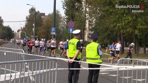 Policjanci z Katowic oraz Siemianowic Śląskich podczas zabezpieczenia biegu Silesia Marathon