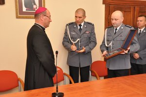 Dziesięcioletnia ewaluacja służby konwojowej i propozycje kierunków jej rozwoju były tematami dyskusji podczas konferencji szkoleniowej w Gnieźnie. Spotkanie kierownictwa wydziałów konwojowych zostało zorganizowane przez Biuro Prewencji KGP. Goście i uczestnicy konferencji spotkali się także z Prymasem Polski, abp. Wojciechem Polakiem oraz uczestniczyli w mszy jubileuszowej w Katedrze Gnieźnieńskiej.