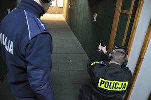 Policjanci podczas rywalizacji w sprawdzianie umiejętności strzeleckich
