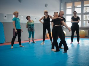 Zajęcia z samoobrony dla kobiet prowadzone na sali do sportów walki