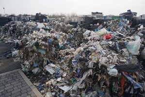 Zdjęcie przedstawia  nielegalnie składowane różnego rodzaju odpady