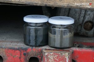 Zdjęcia przedstawia słoiki z zabezpieczonymi próbkami płynnych odpadów
