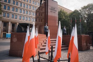Obchody Dnia Flagi Państwowej pod pomnikiem Marszałka Józefa Piłsudskiego na placu Bolesława Chrobrego w Katowicach. Warta honorowa.