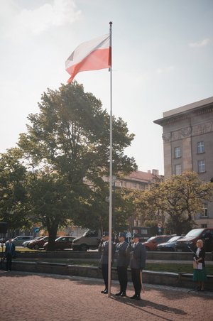 Obchody Dnia Flagi Państwowej pod pomnikiem Marszałka Józefa Piłsudskiego na placu Bolesława Chrobrego w Katowicach. Poczet flagowy i Flaga Państwowa.