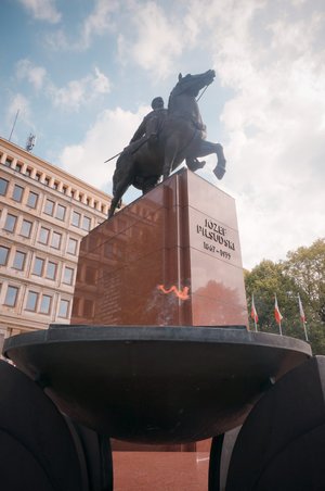 Obchody Dnia Flagi Państwowej pod pomnikiem Marszałka Józefa Piłsudskiego na placu Bolesława Chrobrego w Katowicach. Widok na pomnik.