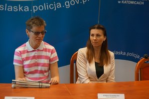 Na zdjęciu przy stole siedzą prelegentki spotkania: Hanna Pasterny oraz Monika Folwarczny.