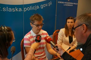 Na zdjęciu z lewej Hanna Pasterny rozmawia z dziennikarzami, a obok siedzi Monika Folwarczny