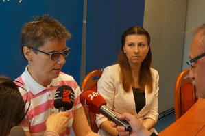 Na zdjuęciu z lewej Hanna Pasterny rozmawia z dziennikarzami, obok siedzi Monika Folwarczny