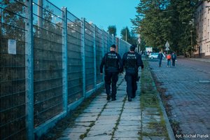 policjanci patrolują teren osiedla obok stadionu w Bielsku Białej