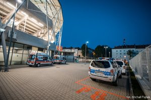 ambulansy oraz radiowóz oznakowany obok stadionu w Bielsku Białej