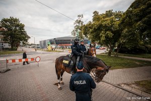policjanci na koniach służbowych, w tle stadion w Tychach