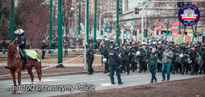 Policjanci podczas zabezpieczenia przejścia grupy demonstrantów