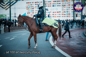 Policjant z patrolu konnego podczas zabezpieczenia na rondzie drogowym