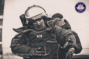 Policjant z w specjalnym stroju ochronnym służącym do rozbrajania materiałów wybuchowych