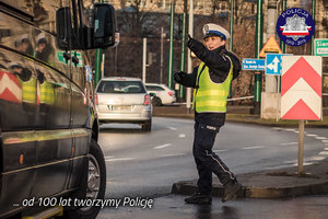 Policjanta wydaje polecenia kierowcy pojazdu dostawczego