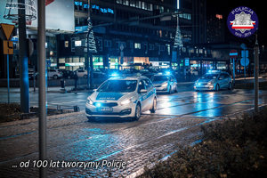 Trzy radiowozy policyjne na ulicy Katowic nocą