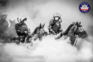 Zespół Policji Konnej podczas pokazu w dymie