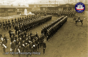 Zdjęcie archiwalne z okresu międzywojennego: policjanci podczas musztry