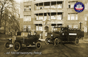 Zdjęcie archiwalne z okresu międzywojennego: policjanci jadą na akcję samochodami