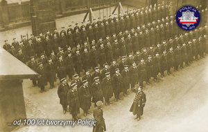 Zdjęcie archiwalne z okresu międzywojennego: musztra policyjna