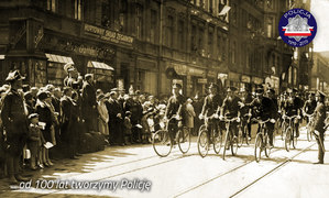 Zdjęcie archiwalne z okresu międzywojennego: przejazd policjantów na rowerach podczas defilady