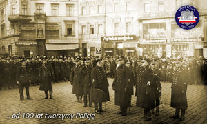 Zdjęcie archiwalne z okresu międzywojennego: policjanci na placu miejskim podczas uroczystości