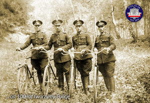 Zdjęcie archiwalne z okresu międzywojennego: zdjęcie grupowe czterech policjantów z rowerami