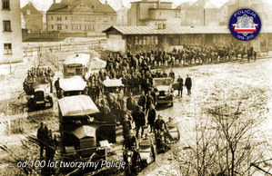 Zdjęcie archiwalne z okresu międzywojennego: Oddział Prewencji Policji wyrusza z placu przed jednostką