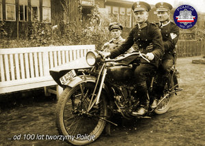 Zdjęcie archiwalne z okresu międzywojennego: trzech policjantów na motocyklu służbowym