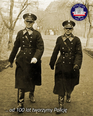 Zdjęcie archiwalne z okresu międzywojennego: patrol dwóch policjantów