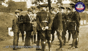 Zdjęcie archiwalne z okresu międzywojennego: grupa policjantów podczas czynności na miejscu zdarzenia