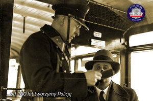 Zdjęcie archiwalne z okresu międzywojennego: policjant kontroluje dokumenty w komunikacji miejskiej