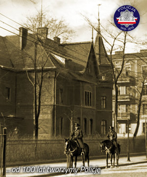 Zdjęcie archiwalne z okresu międzywojennego: patrol konny na ulicy